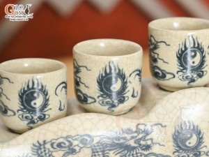 Kỷ ngai 5 chén men rạn hoạ tiết rồng