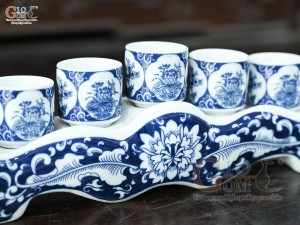 Kỷ ngai 5 chén men trắng họa tiết Tứ Cảnh Tài Lộc