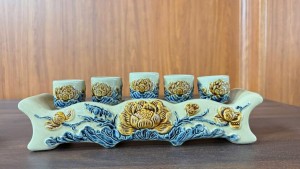 Kỷ ngai 5 chén men hoàng tộc đắp nổi Sen Cát Tường