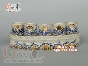 Kỷ thờ cong 5 chén thẳng men rạn đắp nổi