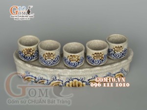 Kỷ thờ cong 5 chén thẳng men rạn đắp nổi