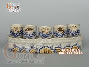 Kỷ thờ cong 5 chén thẳng men rạn đắp nổi