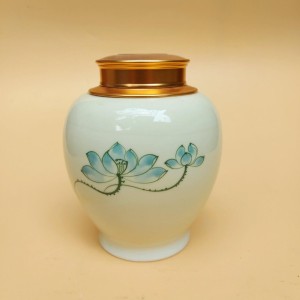 Lọ chè  nắp xoáy men kem vẽ hoa sen xanh