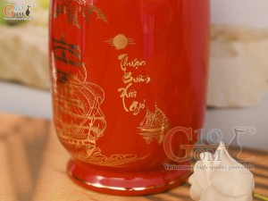 Lọ chè cao men màu đỏ họa tiết Thuận Buồm Xuôi Gió vàng kim, cao 20cm