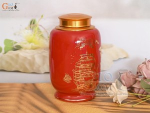 Lọ chè cao men màu đỏ họa tiết Thuận Buồm Xuôi Gió vàng kim, cao 20cm