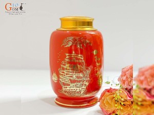 Lọ chè cao men màu đỏ họa tiết Thuận Buồm Xuôi Gió vàng kim, cao 20cm