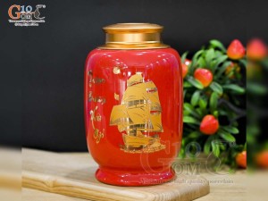 Lọ chè cao men màu đỏ họa tiết Thuận Buồm Xuôi Gió vàng kim in logo