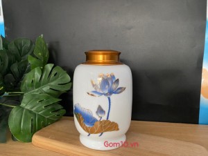 Lọ chè cao men màu trắng vẽ hoa sen xanh vàng kim, cao 20cm
