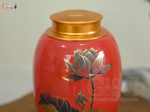 Lọ chè dáng béo họa tiết hoa Sen vàng kim, nền đỏ, 300g