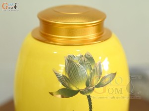 Lọ chè dáng béo họa tiết hoa Sen vàng kim, nền vàng, 300g