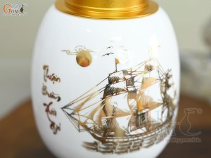 Lọ chè dáng béo họa tiết Thuận Buồm Xuôi Gió vàng kim, nền trắng, 300g