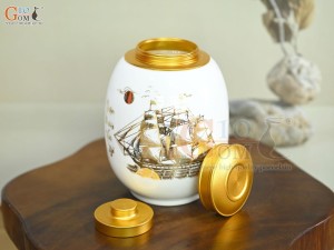 Lọ chè dáng béo họa tiết Thuận Buồm Xuôi Gió vàng kim, nền trắng, 300g
