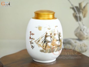 Lọ chè dáng béo họa tiết Thuận Buồm Xuôi Gió vàng kim, nền trắng, 300g Lọ chè dáng béo họa tiết Thuận Buồm Xuôi Gió vàng kim, nền trắng, 300g