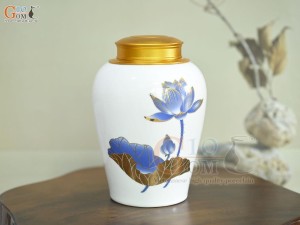 Lọ chè dáng chân thon họa tiết hoa Sen vàng kim, nền trắng, 270g Lọ chè dáng chân thon họa tiết hoa Sen vàng kim, nền trắng, 270g