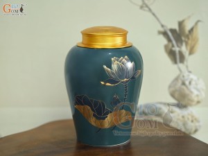 Lọ chè dáng chân thon họa tiết hoa Sen vàng kim, nền xanh, 270g Lọ chè dáng chân thon họa tiết hoa Sen vàng kim, nền xanh, 270g