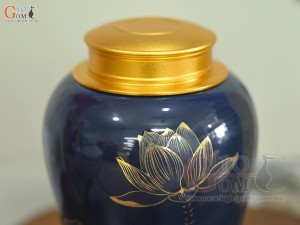 Lọ chè dáng chân thon họa tiết hoa Sen vàng kim, nền xanh dương, 270g