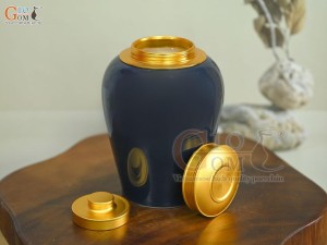 Lọ chè dáng chân thon họa tiết hoa Sen vàng kim, nền xanh dương, 270g