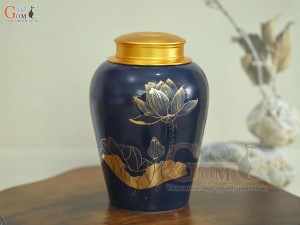 Lọ chè dáng chân thon họa tiết hoa Sen vàng kim, nền xanh dương, 270g Lọ chè dáng chân thon họa tiết hoa Sen vàng kim, nền xanh dương, 270g