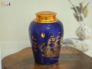 Lọ chè dáng chân thon họa tiết Thuận Buồm Xuôi Gió vàng kim, nền xanh coban, 270g