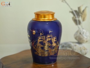Lọ chè dáng chân thon họa tiết Thuận Buồm Xuôi Gió vàng kim, nền xanh coban, 270g Lọ chè dáng chân thon họa tiết Thuận Buồm Xuôi Gió vàng kim, nền xanh coban, 270g