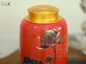 Lọ chè dáng đứng họa tiết hoa Sen vàng kim, nền đỏ, 300g