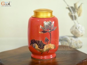Lọ chè dáng đứng họa tiết hoa Sen vàng kim, nền đỏ, 300g Lọ chè dáng đứng họa tiết hoa Sen vàng kim, nền đỏ, 300g