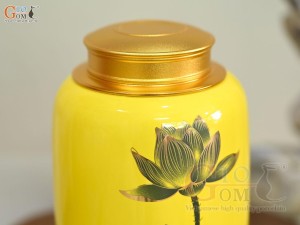 Lọ chè dáng đứng họa tiết hoa Sen vàng kim, nền vàng, 300g