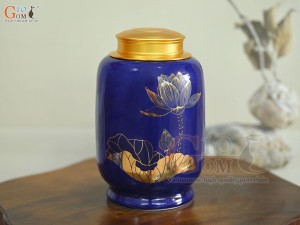Lọ chè dáng đứng họa tiết hoa Sen vàng kim, nền xanh coban, 300g Lọ chè dáng đứng họa tiết hoa Sen vàng kim, nền xanh coban, 300g