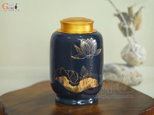 Lọ chè dáng đứng họa tiết hoa Sen vàng kim, nền xanh dương, 300g Lọ chè dáng đứng họa tiết hoa Sen vàng kim, nền xanh dương, 300g