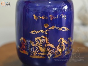 Lọ chè dáng đứng họa tiết Mã Đáo Thành Công vàng kim, nền xanh coban, 300g