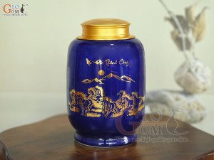 Lọ chè dáng đứng họa tiết Mã Đáo Thành Công vàng kim, nền xanh coban, 300g Lọ chè dáng đứng họa tiết Mã Đáo Thành Công vàng kim, nền xanh coban, 300g
