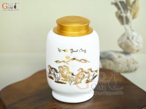 Lọ chè dáng đứng họa tiết Mã Đáo Thành Công vàng kim, nền trắng, 300g