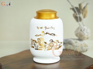 Lọ chè dáng đứng họa tiết Mã Đáo Thành Công vàng kim, nền trắng, 300g Lọ chè dáng đứng họa tiết Mã Đáo Thành Công vàng kim, nền trắng, 300g