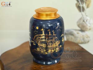 Lọ chè dáng đứng họa tiết Thuận Buồm Xuôi Gió vàng kim, nền xanh dương, 300g Lọ chè dáng đứng họa tiết Thuận Buồm Xuôi Gió vàng kim, nền xanh dương, 300g