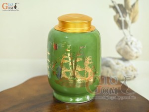Lọ chè dáng đứng họa tiết Thuận Buồm Xuôi Gió vàng kim, nền xanh lá, 300g Lọ chè dáng đứng họa tiết Thuận Buồm Xuôi Gió vàng kim, nền xanh lá, 300g