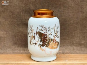 Lọ chè dáng đứng men trắng họa tiết chim công tài lộc vàng kim, 300g