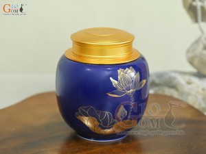 Lọ chè dáng thấp họa tiết hoa Sen vàng kim, nền xanh coban, 150g Lọ chè dáng thấp họa tiết hoa Sen vàng kim, nền xanh coban, 150g