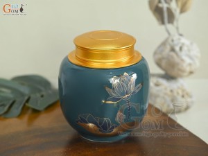 Lọ chè dáng thấp họa tiết hoa Sen vàng kim, nền xanh dương, 150g