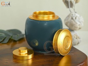 Lọ chè dáng thấp họa tiết hoa Sen vàng kim, nền xanh dương, 150g