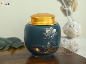 Lọ chè dáng thấp họa tiết hoa Sen vàng kim, nền xanh dương, 150g Lọ chè dáng thấp họa tiết hoa Sen vàng kim, nền xanh dương, 150g