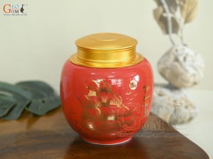 Lọ chè dáng thấp họa tiết Thuận Buồm Xuôi Gió vàng kim, nền đỏ, 150g