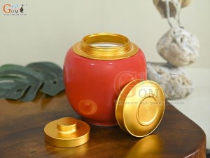 Lọ chè dáng thấp họa tiết Thuận Buồm Xuôi Gió vàng kim, nền đỏ, 150g