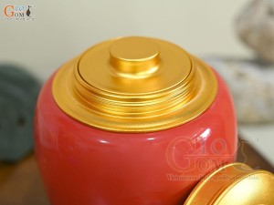 Lọ chè dáng thấp họa tiết Thuận Buồm Xuôi Gió vàng kim, nền đỏ, 150g