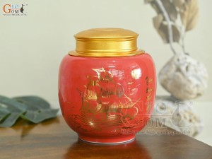 Lọ chè dáng thấp họa tiết Thuận Buồm Xuôi Gió vàng kim, nền đỏ, 150g Lọ chè dáng thấp họa tiết Thuận Buồm Xuôi Gió vàng kim, nền đỏ, 150g