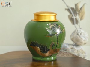Lọ chè dáng tròn họa tiết hoa Sen vàng kim, nền xanh lá, 250g Lọ chè dáng tròn họa tiết hoa Sen vàng kim, nền xanh lá, 250g