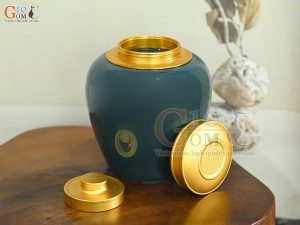 Lọ chè dáng tròn họa tiết Thuận Buồm Xuôi Gió vàng kim, nền xanh dương, 250g