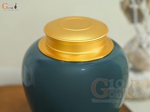 Lọ chè dáng tròn họa tiết Thuận Buồm Xuôi Gió vàng kim, nền xanh dương, 250g