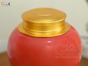 Lọ chè dáng tròn họa tiết Thuận Buồm Xuôi Gió vàng kim, nền đỏ, 250g