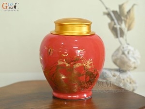 Lọ chè dáng tròn họa tiết Thuận Buồm Xuôi Gió vàng kim, nền đỏ, 250g Lọ chè dáng tròn họa tiết Thuận Buồm Xuôi Gió vàng kim, nền đỏ, 250g
