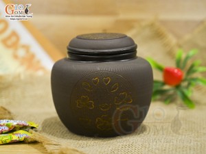 Lọ chè gốm hồng sa khắc trăng vàng